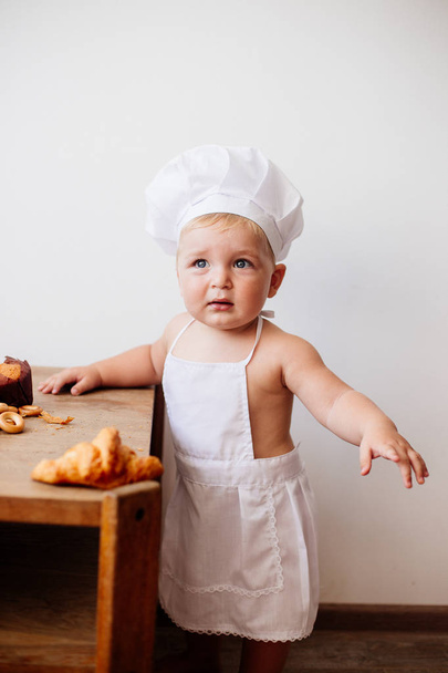 Little child cook. - Φωτογραφία, εικόνα