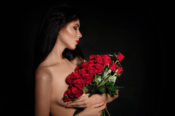 beautiful young woman with a large bouquet of red roses - Foto, immagini