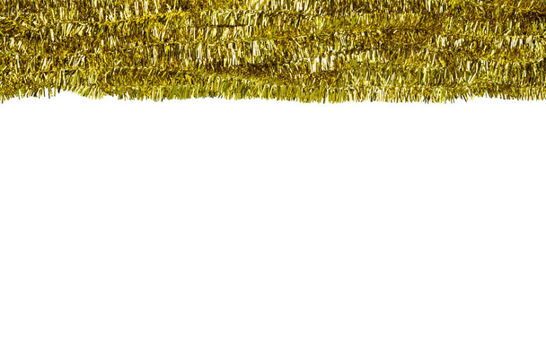 Marco hecho de oropel dorado, aislado sobre fondo blanco con ruta de recorte y espacio de copia en el centro. Decoraciones para Navidad
. - Foto, imagen