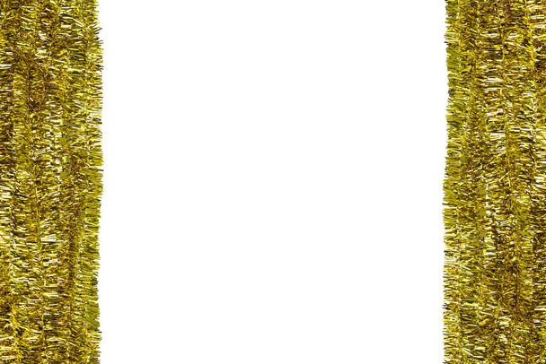 Рама сделана из золотой мишуры, изолирована на белом фоне с обрезкой пути и копирования пространства в середине. Декорации к Рождеству
. - Фото, изображение