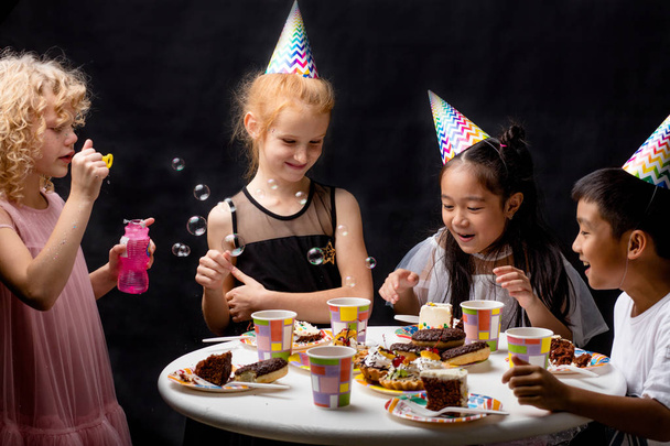 радісні діти насолоджуються часом під час дня народження
 - Фото, зображення
