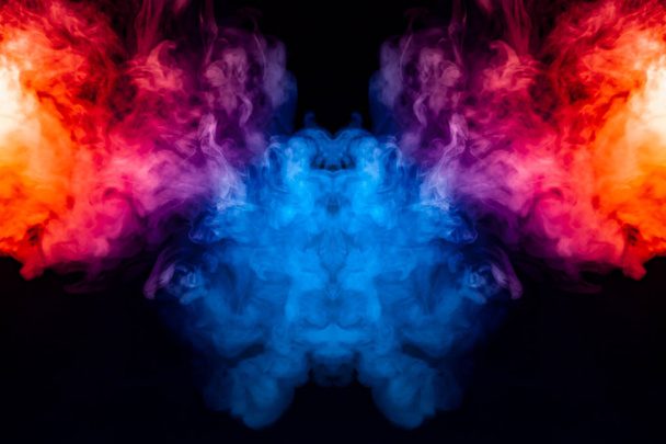 Curling fumée évaporation boucles sous la forme d'une spectaculaire, tête mystique, mis en évidence avec bleu, rouge, violet sur un motif de fond noir isolé
. - Photo, image