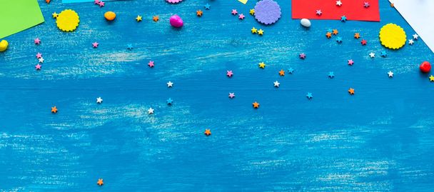 Bannière Décoration de fond bleu vif festive pour les cadeaux en papier serpentine confettis colorés de vacances. Vue du dessus espace de copie plat laïc
 - Photo, image
