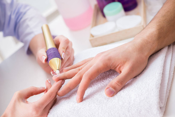 Mãos durante a sessão de cuidados de manicure
 - Foto, Imagem
