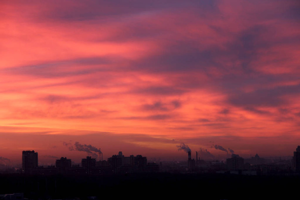 Edificio industriale urbano sullo sfondo dell'alba
 - Foto, immagini