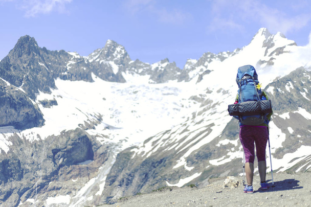 uzun yürüyüşe çıkan kimse. kadın yaz açık havada faaliyeti sırasında Trek sırt çantası ile mutlu gülümseyerek hiking. Yosemite Milli Parkı, california, ABD içinde yürüyüş taze neşeli çok ırklı asian beyaz kadın modeli - Fotoğraf, Görsel