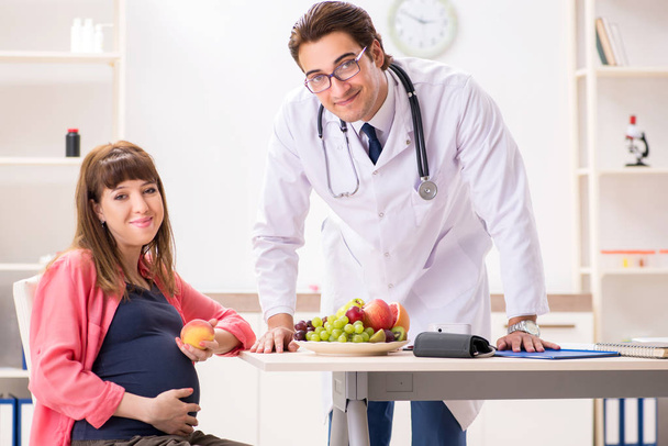 Donna incinta dal medico che discute di dieta sana
 - Foto, immagini