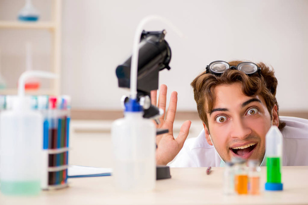 Смешной сумасшедший химик проводит эксперименты и тесты - Фото, изображение