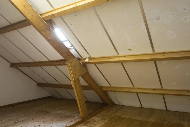 Ático, techo antes de la construcción con ventanas y vigas de madera
 - Foto, imagen