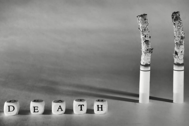Ein schreckliches Bild über den Tod durch Rauchen. Bewegung für einen gesunden Lebensstil. - Foto, Bild