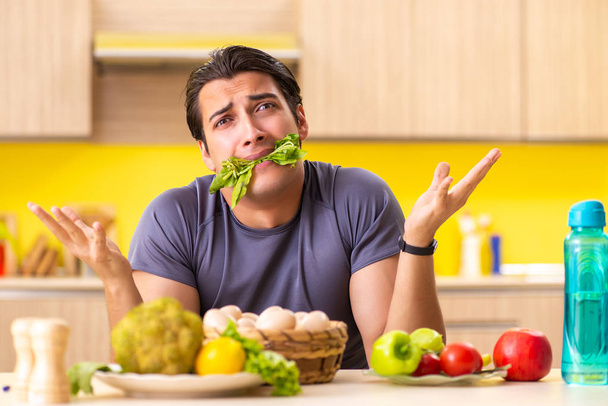 Giovane uomo a dieta e sano concetto di alimentazione - Foto, immagini