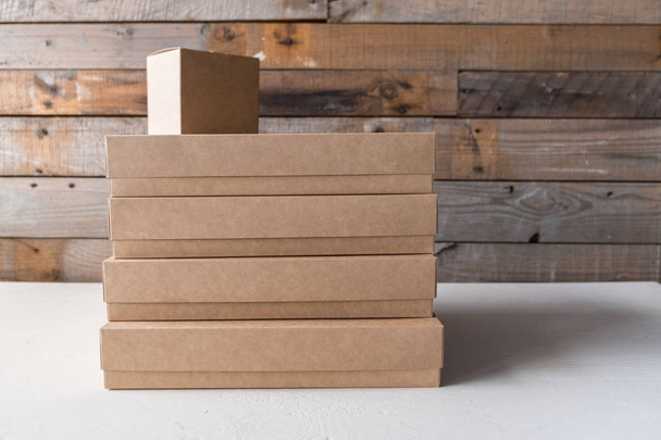 Ensemble de boîtes en carton cadeau différentes tailles sur fond en bois
 - Photo, image