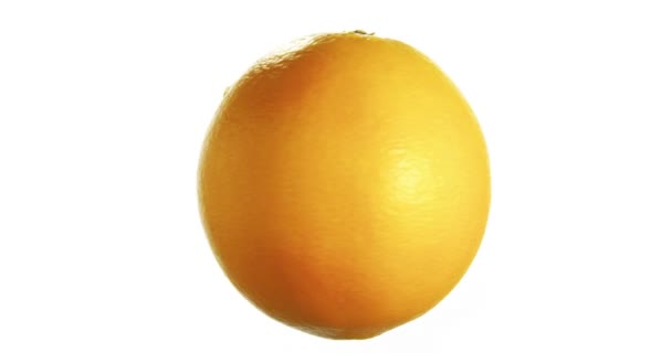 Πορτοκαλί Spinning και περιστρεφόμενη απομονώνονται σε λευκό φόντο τροφίμων που αιωρούνται στον αέρα - Πλάνα, βίντεο