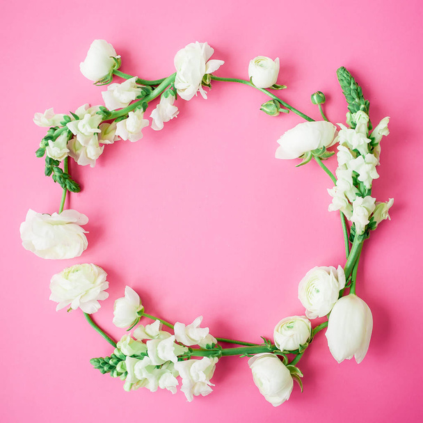 Marco redondo floral de flores blancas sobre fondo rosa. Piso tendido, vista superior
. - Foto, imagen