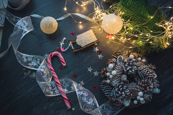 Joulukuusi koristeet, turkis-puu oksat, värikäs pallot, seppeleitä, punainen ja valkoinen kimalteleva tähteä, joulukuusi seppele tumma tausta objekti ryhmä
 - Valokuva, kuva