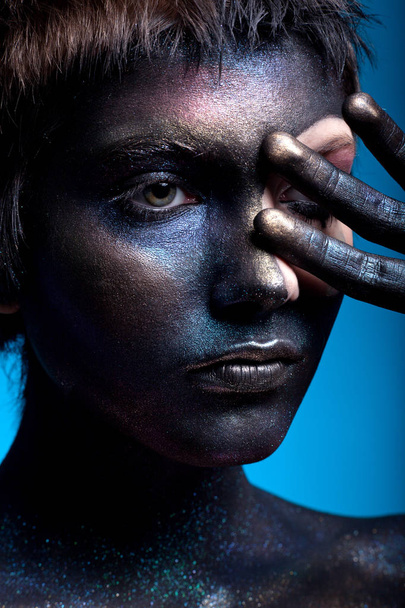 Portret van een mooi meisje met creatief, fantasie make-up. Close Up op zwarte achtergrond. - Foto, afbeelding