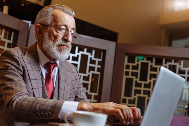 Old Businessman with laptop at coffee break in his office concept - Foto, Imagem