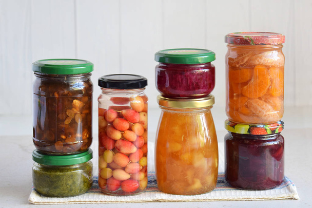 Variedade de comida preservada em jarros de vidro - escabeches, engarrafamento, escabeche, molhos, ketchup. Preservação de legumes e frutas. Comida fermentada. Enlatamento de outono. Conservação da colheita
. - Foto, Imagem