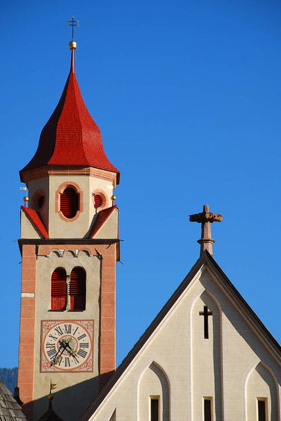 Iglesia parroquial de San Juan Bautista en Tirol, Italia. Tirol es una comuna italiana de la provincia de Tirol del Sur.
 - Foto, Imagen