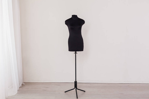 衣服縫製ワーク ショップ素敵な黒いマネキン - 写真・画像
