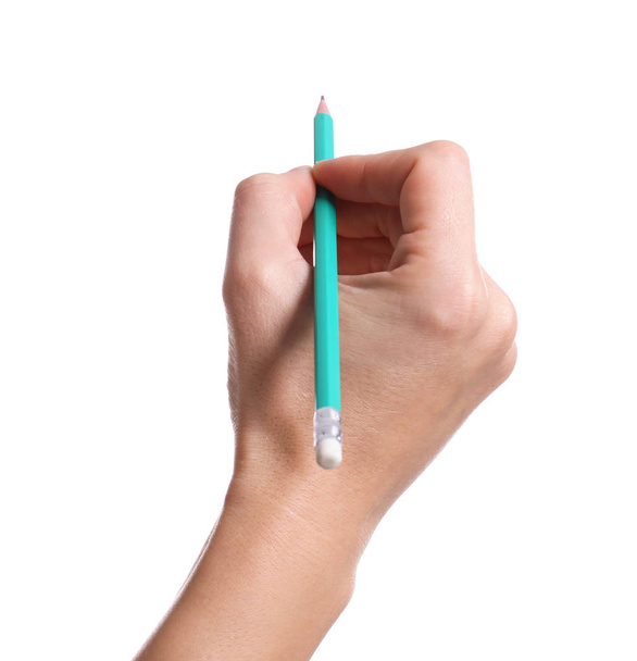 Frau zeichnet etwas mit Bleistift auf weißem Hintergrund, Nahaufnahme der Hand - Foto, Bild