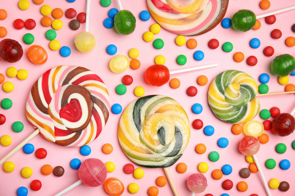 Flat lay composition with delicious colorful candies on color background - Zdjęcie, obraz