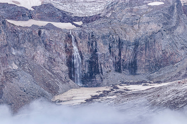 山の中腹に滝を溶けて氷の雪原 - 写真・画像