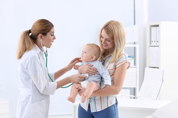 Donna con il suo bambino visita medico per bambini in ospedale
 - Foto, immagini