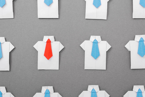 Anführer im Teambuilding. Personalrekrutierung, Personaleinstellung. Büroangestellte in Hemd und Krawatte. Origami - Foto, Bild