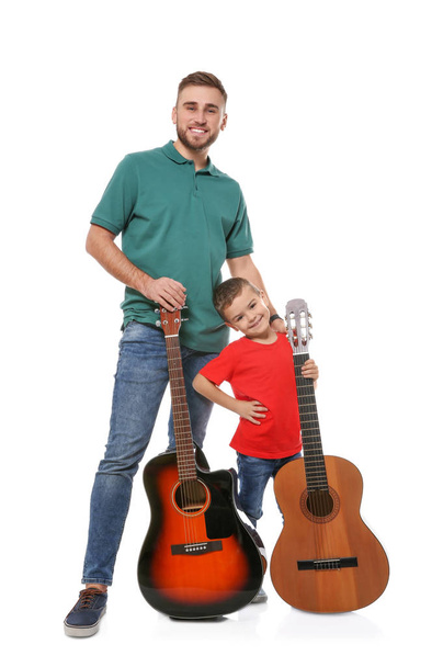 Vader en zoon met akoestische gitaren op witte achtergrond - Foto, afbeelding