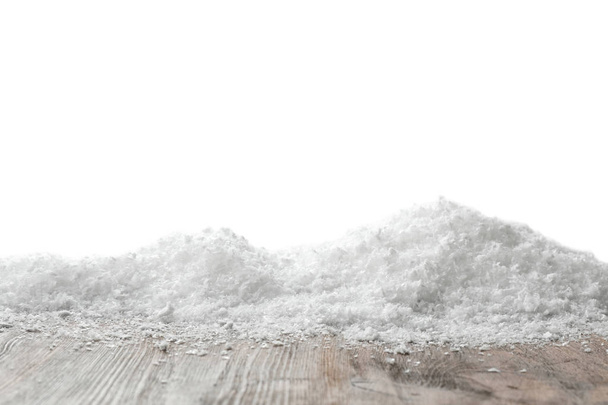 Holzoberfläche mit Schnee bedeckt vor weißem Hintergrund - Foto, Bild