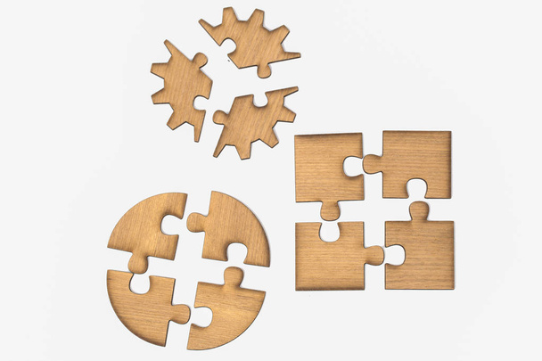 Puzzle en bois, pièces d'un puzzle, isolé sur fond blanc
 - Photo, image