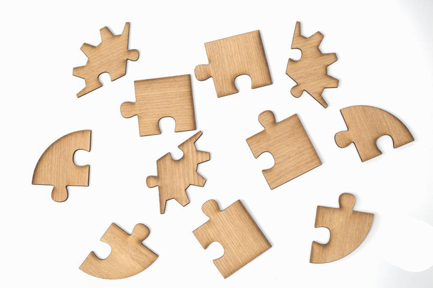 Деревянная головоломка, кусочки головоломки, изолированные на белом фоне
 - Фото, изображение