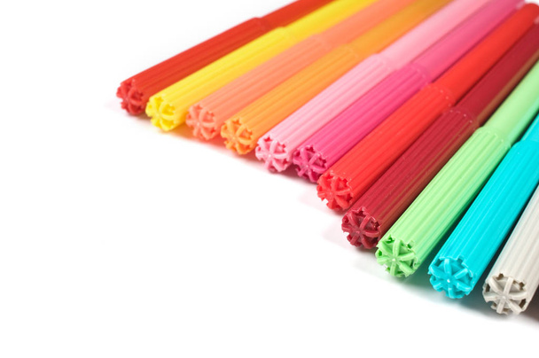 Bolígrafos de fieltro de colores en fila sobre fondo blanco
. - Foto, imagen