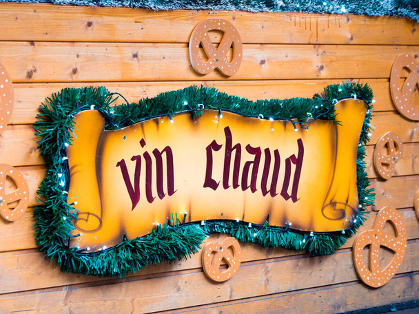 Zászlós táblázat fo vin chaud, forró forralt bor, jellegzetes ital, karácsonyi idő - Fotó, kép