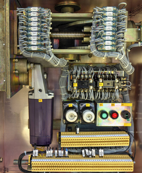 Vista interior del cubículo de control del desconector de alta tensión
 - Foto, Imagen