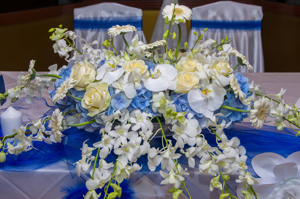 stolní dekorace s květinami. - Fotografie, Obrázek