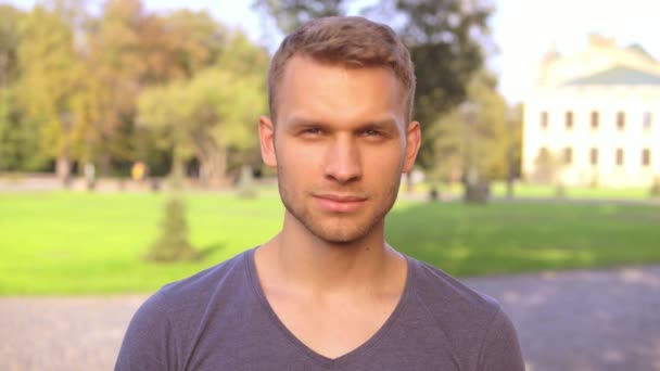 portrait handsome man posing outdoors - Footage, Video