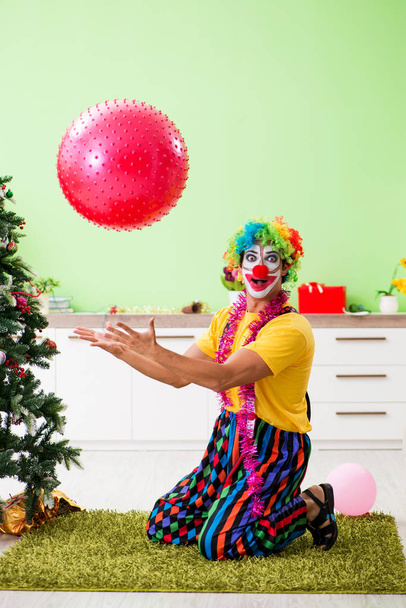 Zabawny clown w Boże Narodzenie celebracja koncepcja  - Zdjęcie, obraz