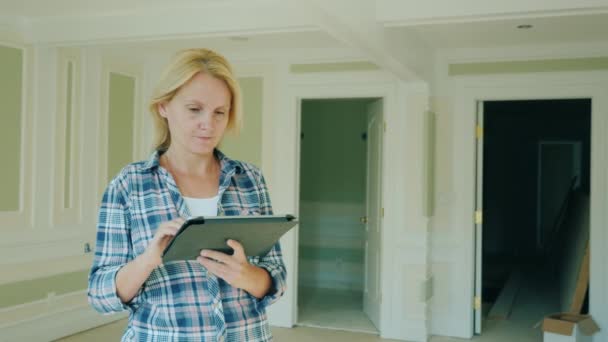 O proprietário da nova casa ordena os bens para reparação e mobiliário, usa o tablet
 - Filmagem, Vídeo