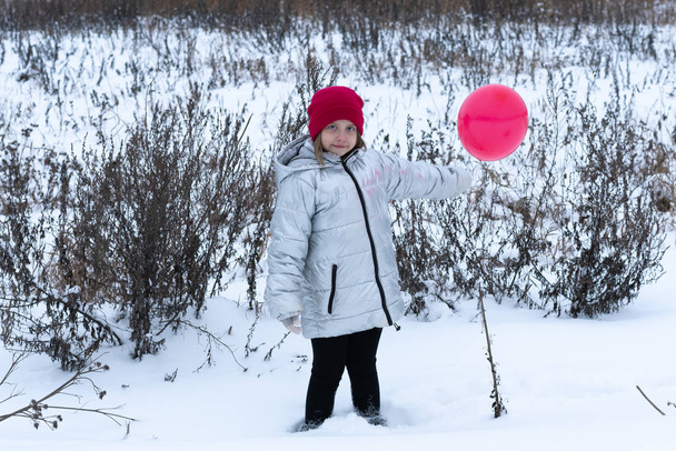 dívka stojí s balónem v zimě venku - Fotografie, Obrázek