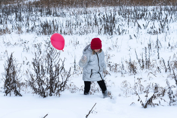 lány áll egy léggömb kívül télen - Fotó, kép