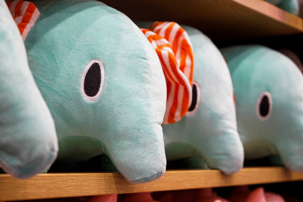 Muñecas de elefante para las ventas yacen en el sheft
. - Foto, imagen