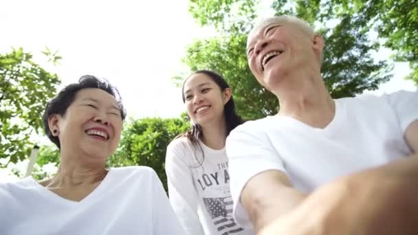 Szczęśliwe rodziny azjatyckie nadrzędnego i duaghter w parku 4k - Materiał filmowy, wideo