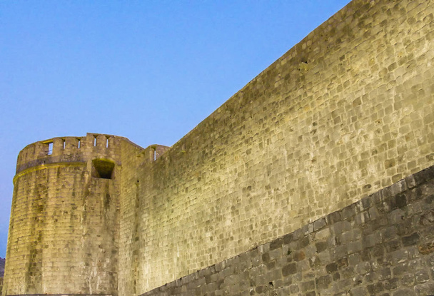 Murs de Dubrovnik fonctionne 2 kilomètres autour de la vieille ville et ont 4-6 mètres d'épaisseur - Photo, image