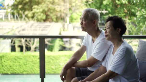 Stress Aziatische Senior paar praten op financiën en gezondheid problemen - Video