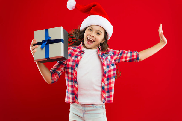 Christmas shopping. Little girl child in santa hat. Present for Xmas. Childhood. New year party. Santa claus kid. Happy winter holidays. Small girl. Love is in the air. happiness. - Foto, immagini