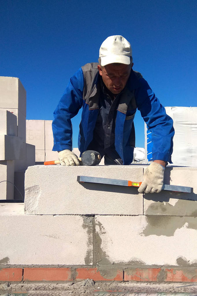 Pracovník kontroluje zdi plynových bloků vyrovnává 2018 - Fotografie, Obrázek