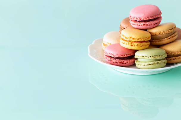 gâteau macarons en couleurs douces sur le fond de verre vert pastel, espace vide pour le texte
 - Photo, image