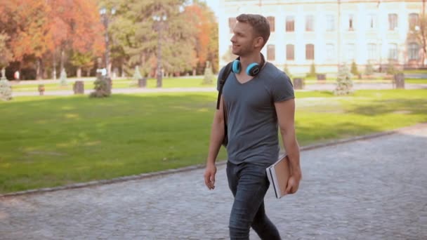 bělošský student s procházky v městském parku - Záběry, video